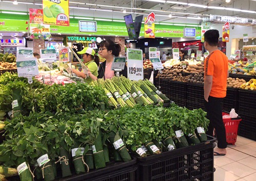 Một số siêu thị lớn đã thay thế túi nilon bằng lá chuối để bọc rau, tiến tới loại bỏ hoàn toàn túi nilon sử dụng một lần